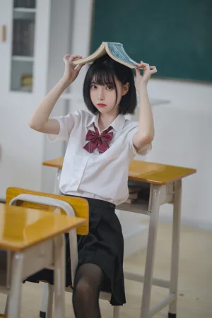 许岚《教室jk黑丝》主题写真：40张全套美图