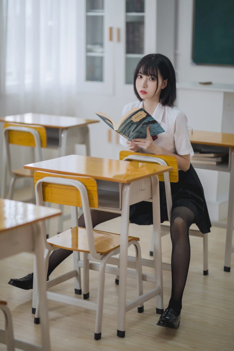 许岚《教室jk黑丝》主题写真：40张全套美图