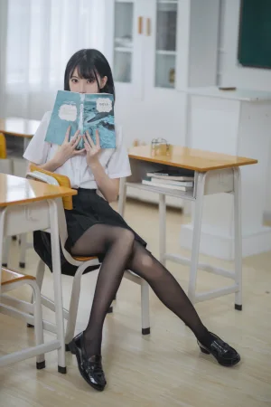 许岚《教室jk黑丝》主题写真：40张全套美图
