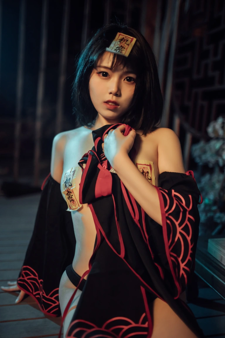 七月喵子《小僵尸》主题写真：22张全套美图