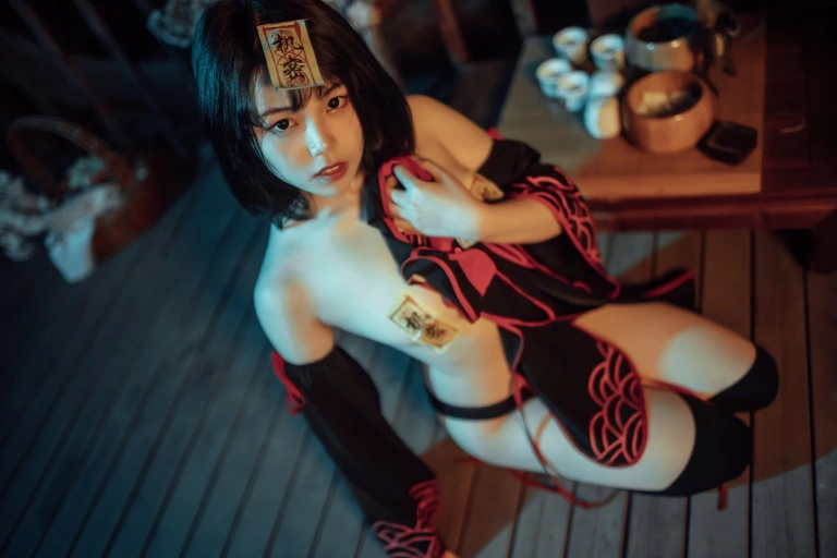 七月喵子《小僵尸》主题写真：22张全套美图