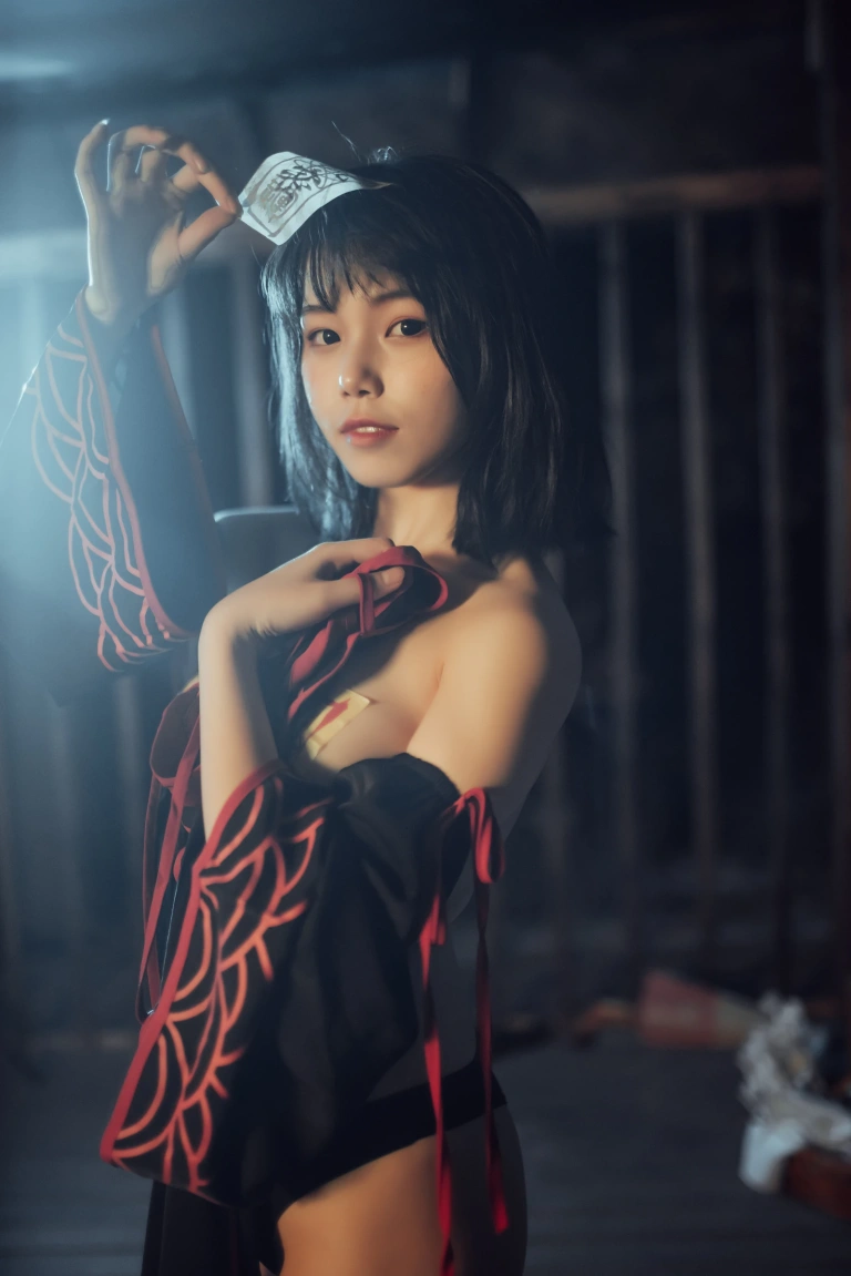 七月喵子《小僵尸》主题写真：22张全套美图