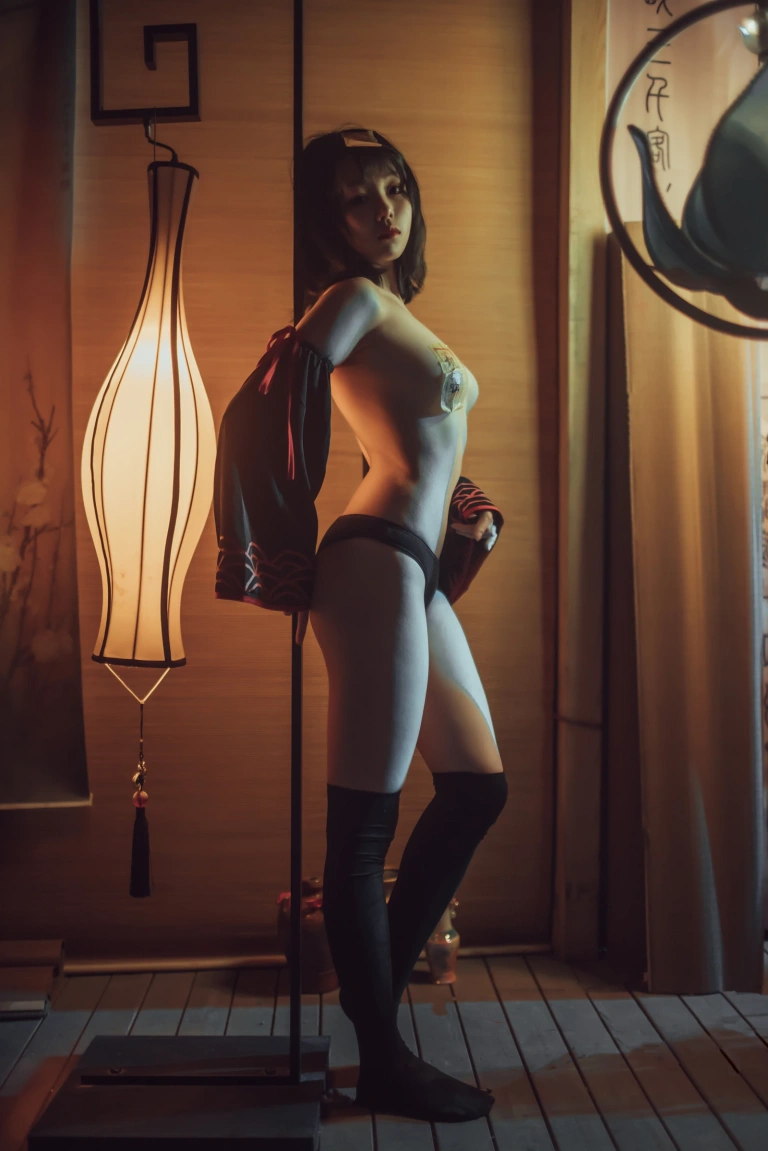 七月喵子《小僵尸》主题写真：22张全套美图