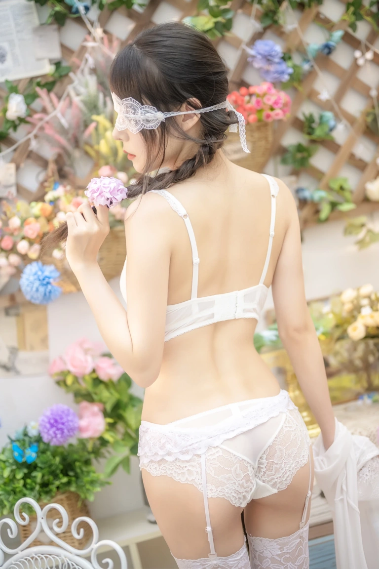 香草喵露露《白色花房》主题写真：48张全套美图，含2个视频