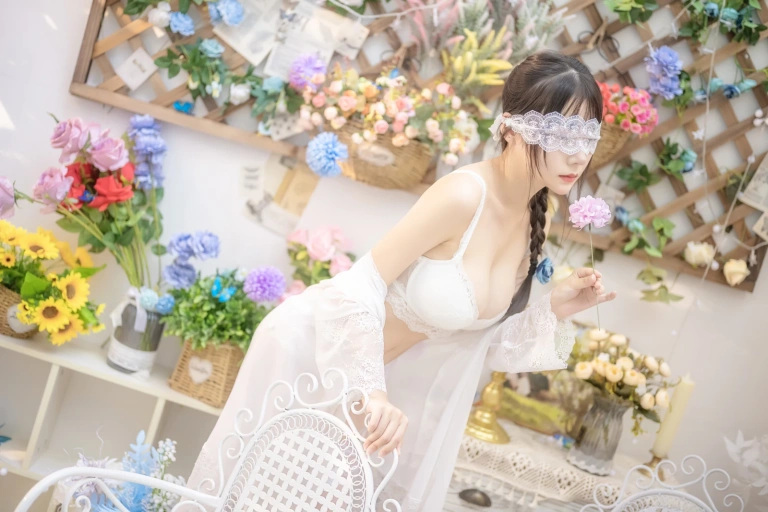 香草喵露露《白色花房》主题写真：48张全套美图，含2个视频
