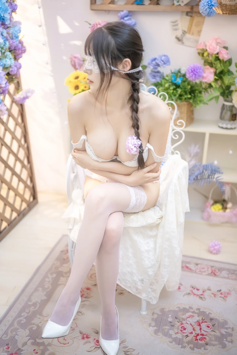 香草喵露露《白色花房》主题写真：48张全套美图，含2个视频