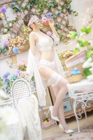 香草喵露露《白色花房》主题写真：48张全套美图，含2个视频