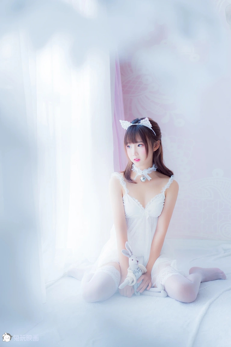 面饼仙儿《吊带睡衣》主题写真：50张全套美图
