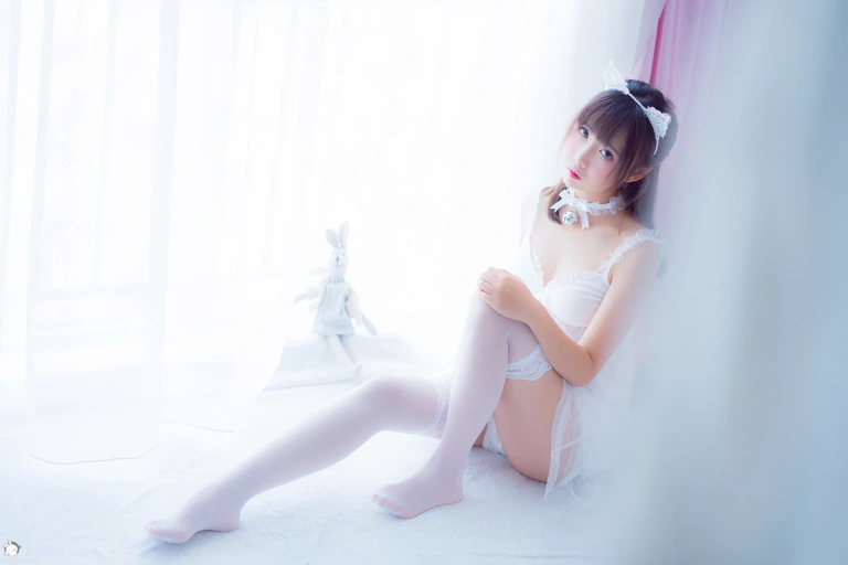 面饼仙儿《吊带睡衣》主题写真：50张全套美图