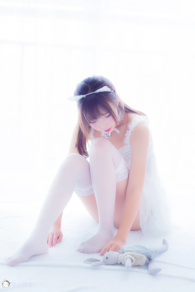 面饼仙儿《吊带睡衣》主题写真：50张全套美图