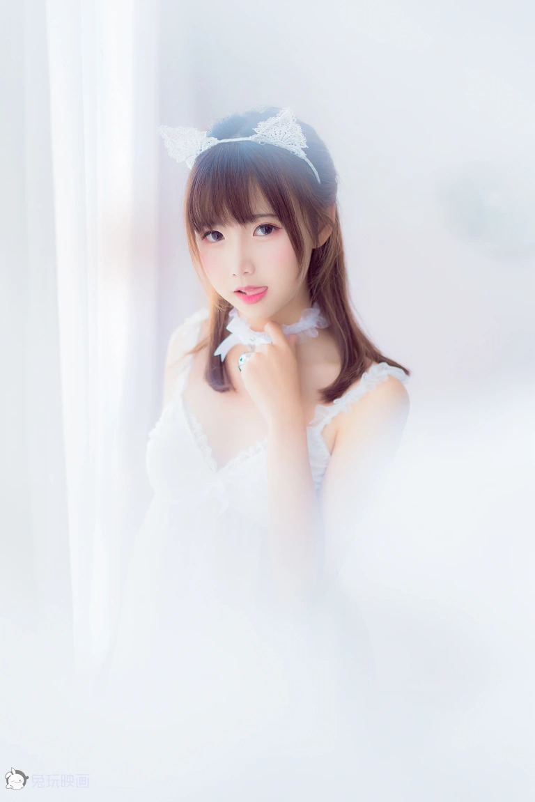 面饼仙儿《吊带睡衣》主题写真：50张全套美图