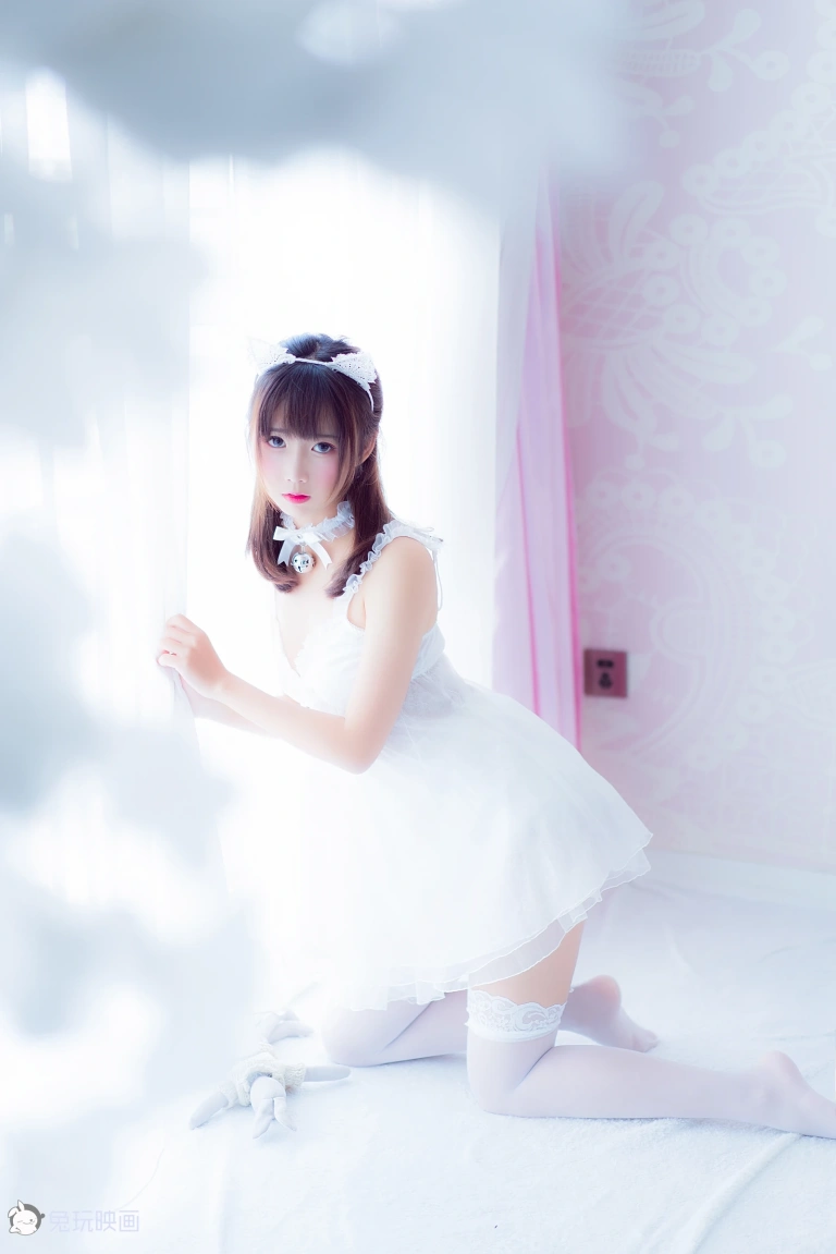面饼仙儿《吊带睡衣》主题写真：50张全套美图