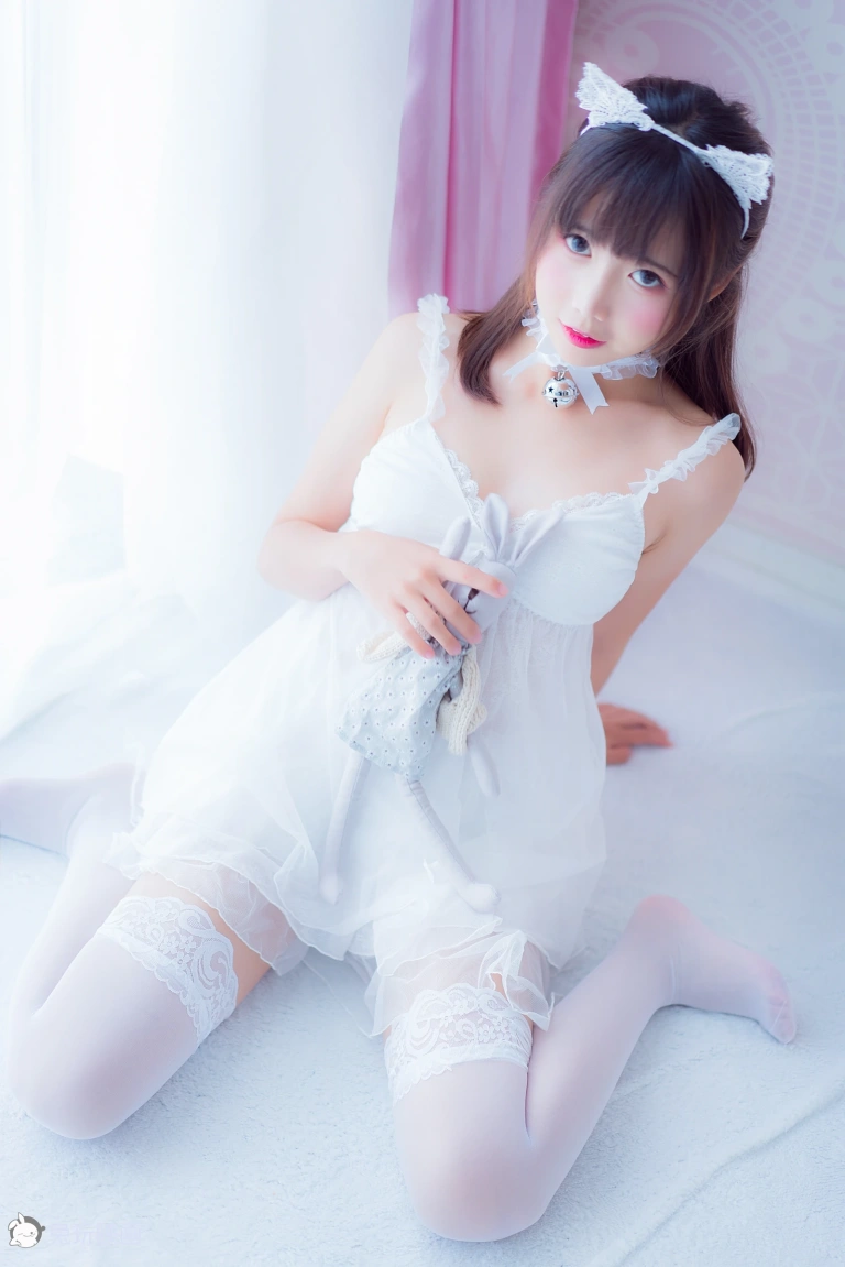 面饼仙儿《吊带睡衣》主题写真：50张全套美图