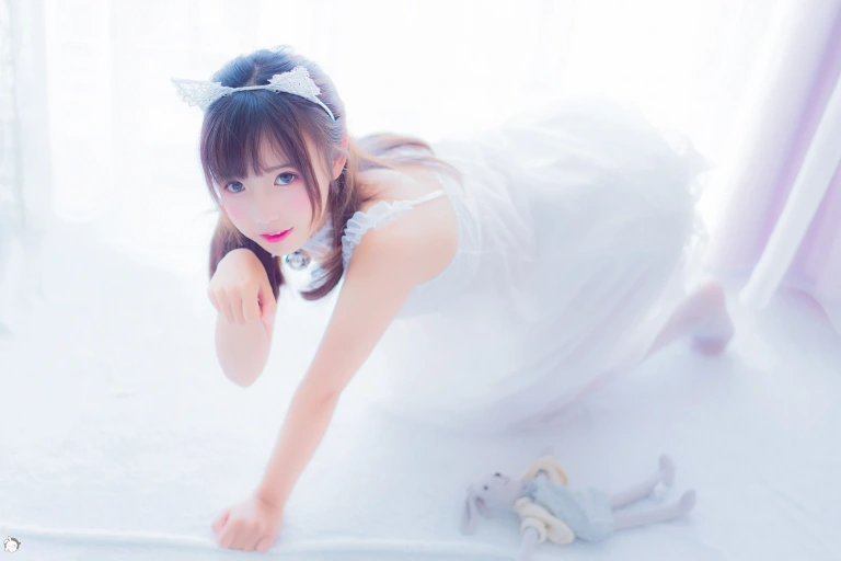 面饼仙儿《吊带睡衣》主题写真：50张全套美图