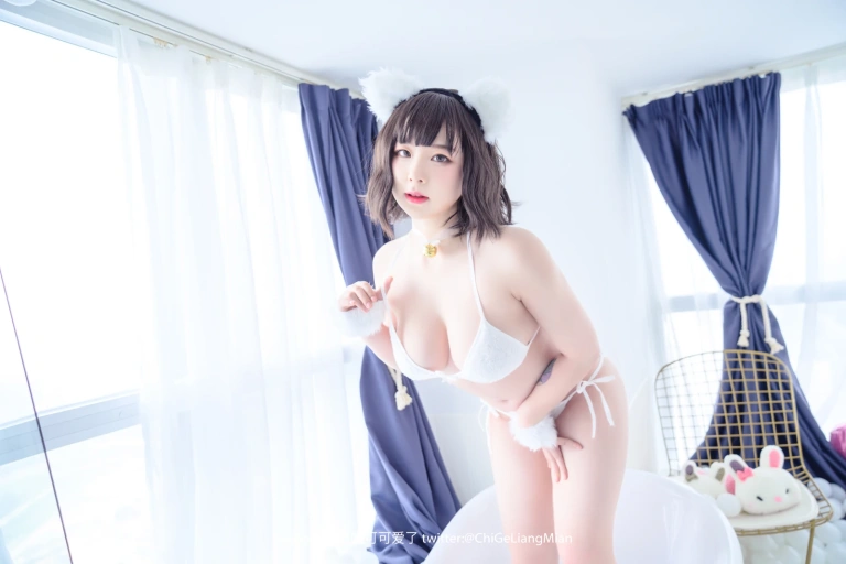 皮皮奶《白猫》主题写真：50张全套美图