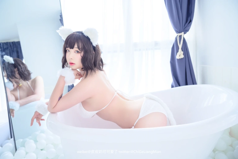 皮皮奶《白猫》主题写真：50张全套美图