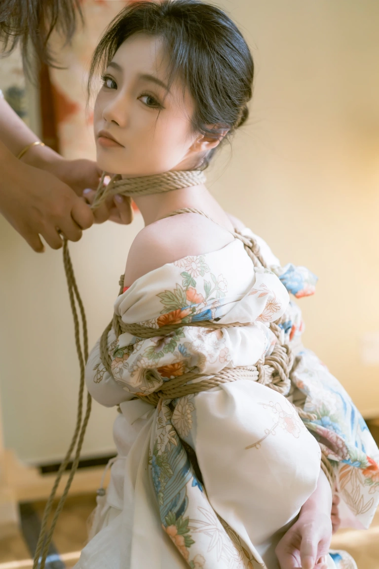 桃良阿宅《紧缚》主题写真：56张全套美图