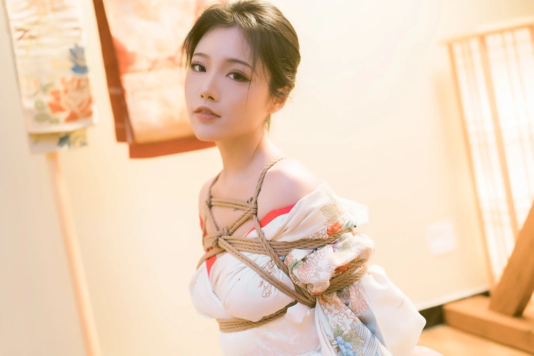 桃良阿宅《紧缚》主题写真：56张全套美图