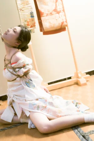 桃良阿宅《紧缚》主题写真：56张全套美图