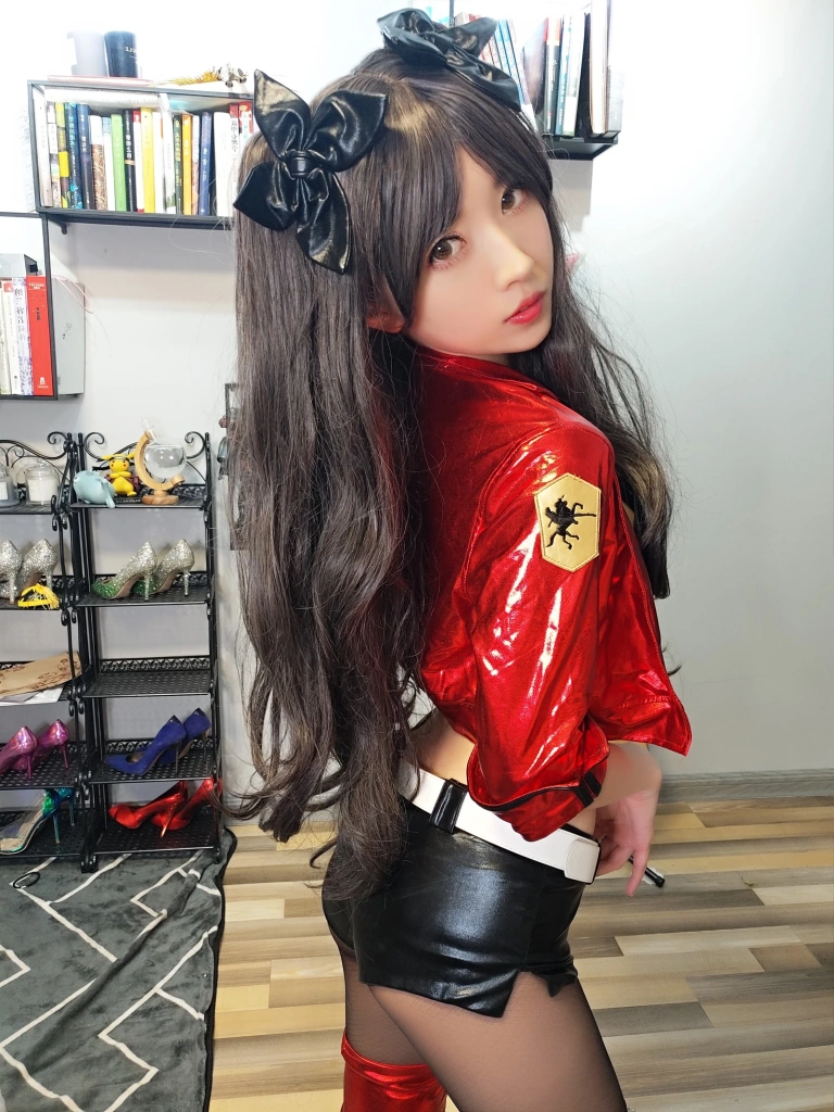 小女巫露娜《远坂凛cos》主题写真：30张全套美图
