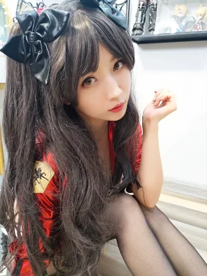 小女巫露娜《远坂凛cos》主题写真：30张全套美图