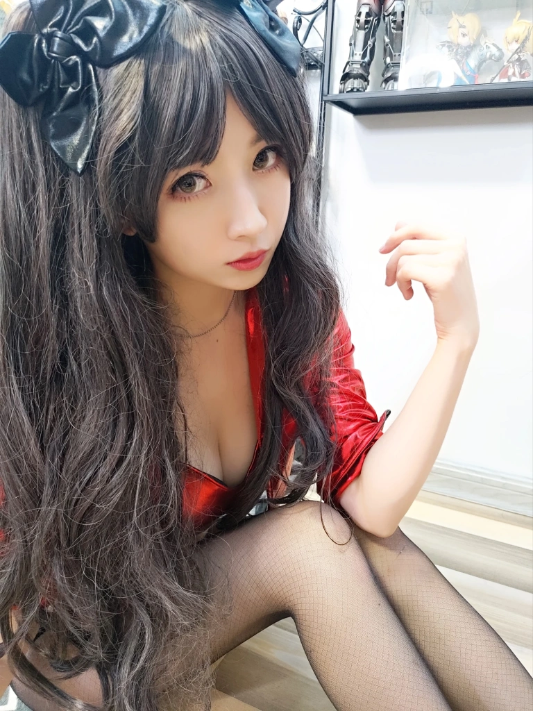 小女巫露娜《远坂凛cos》主题写真：30张全套美图