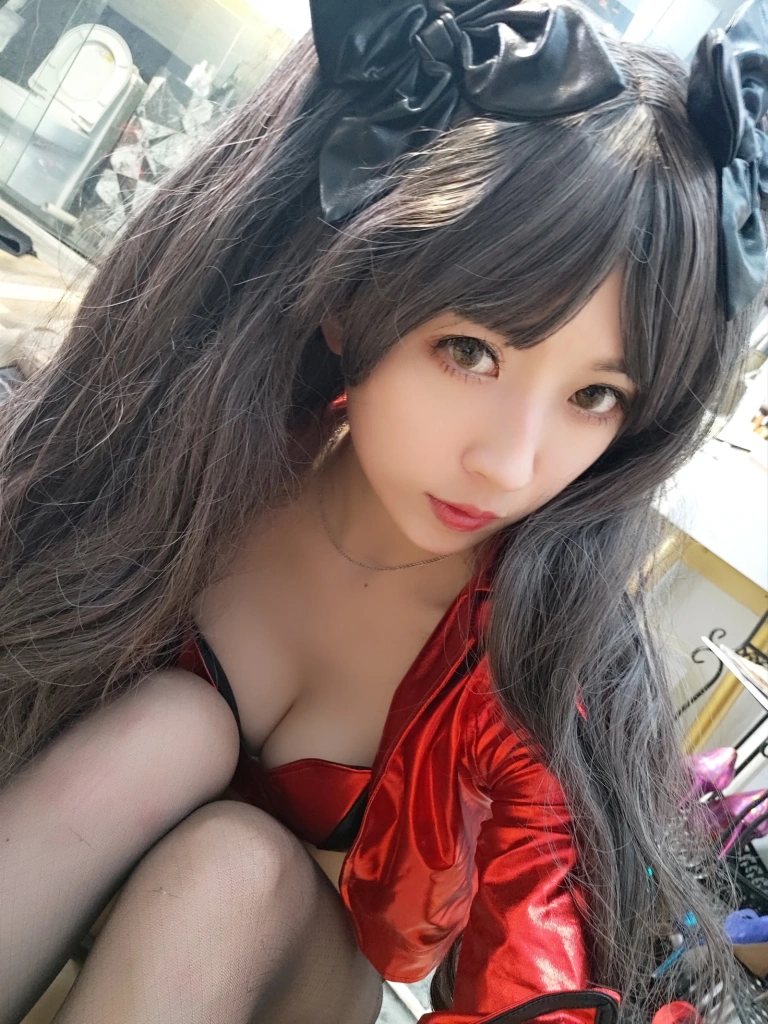 小女巫露娜《远坂凛cos》主题写真：30张全套美图