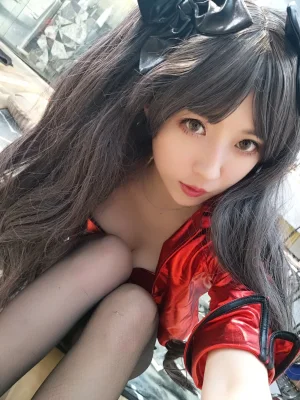 小女巫露娜《远坂凛cos》主题写真：30张全套美图