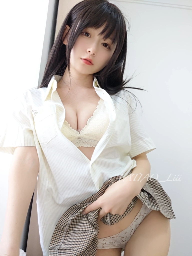 迷之呆梨《Fantia 2022年08月会员合集（9期）》主题写真：232张全套美图，含9个视频