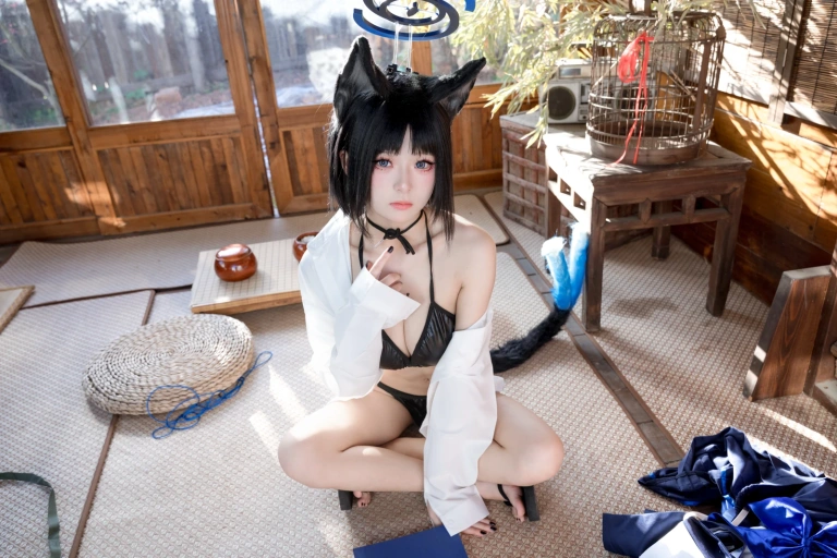 九柒喵《桔梗衬衫》主题写真：10张全套美图