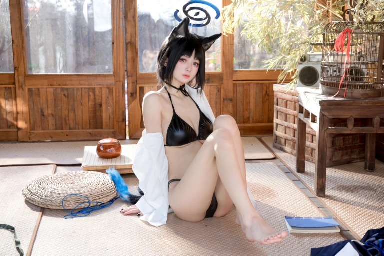 九柒喵《桔梗衬衫》主题写真：10张全套美图