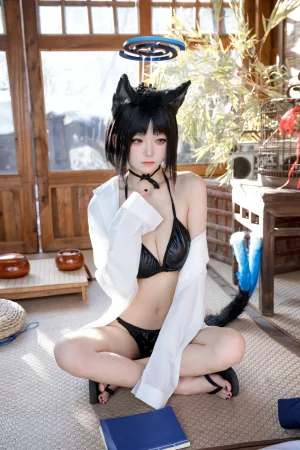 九柒喵《桔梗衬衫》主题写真：10张全套美图