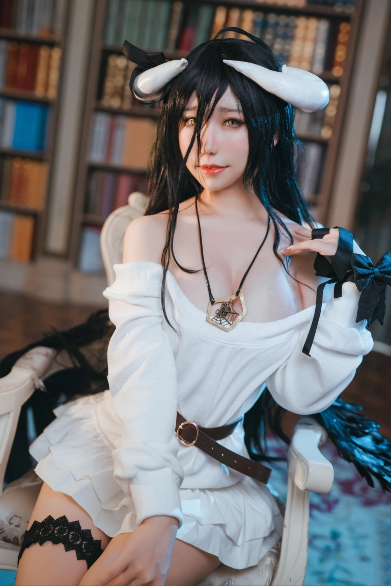 芋圆侑子《雅儿贝德私服》主题写真：20张全套美图，含2个视频
