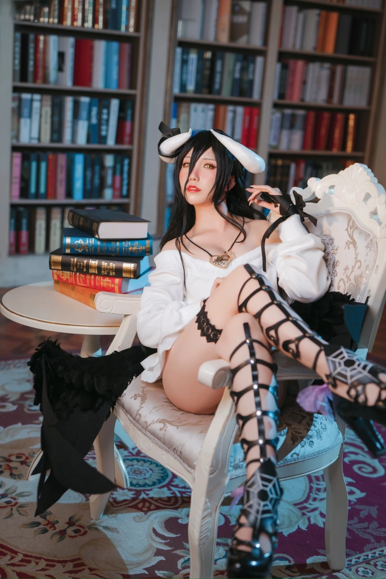 芋圆侑子《雅儿贝德私服》主题写真：20张全套美图，含2个视频