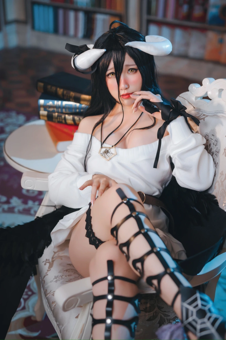 芋圆侑子《雅儿贝德私服》主题写真：20张全套美图，含2个视频