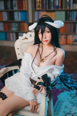 芋圆侑子《雅儿贝德私服》主题写真：20张全套美图，含2个视频
