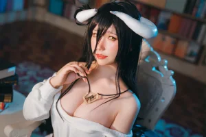 芋圆侑子《雅儿贝德私服》主题写真：20张全套美图，含2个视频