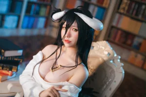芋圆侑子《雅儿贝德私服》主题写真：20张全套美图，含2个视频