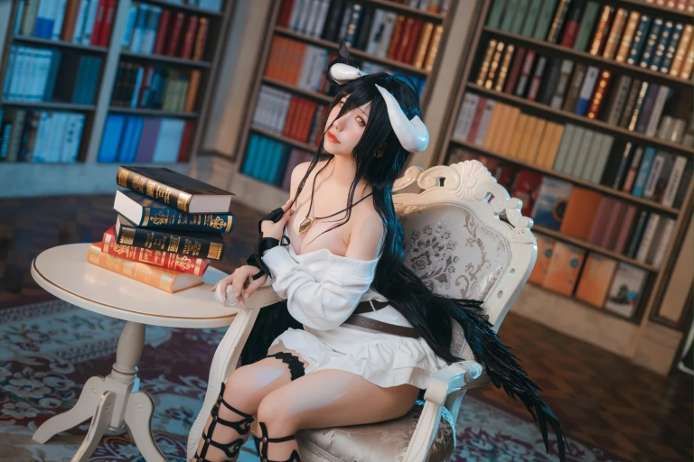 芋圆侑子《雅儿贝德私服》主题写真：20张全套美图，含2个视频
