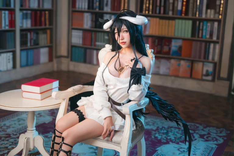 芋圆侑子《雅儿贝德私服》主题写真：20张全套美图，含2个视频