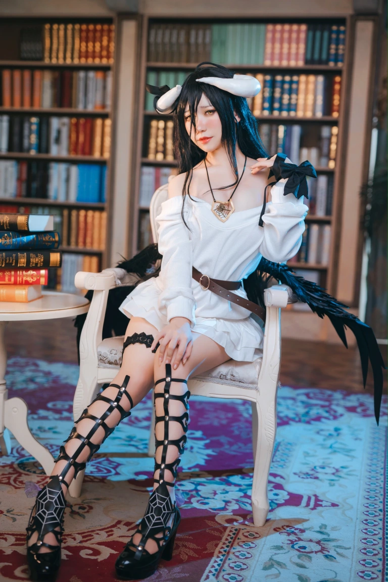 芋圆侑子《雅儿贝德私服》主题写真：20张全套美图，含2个视频