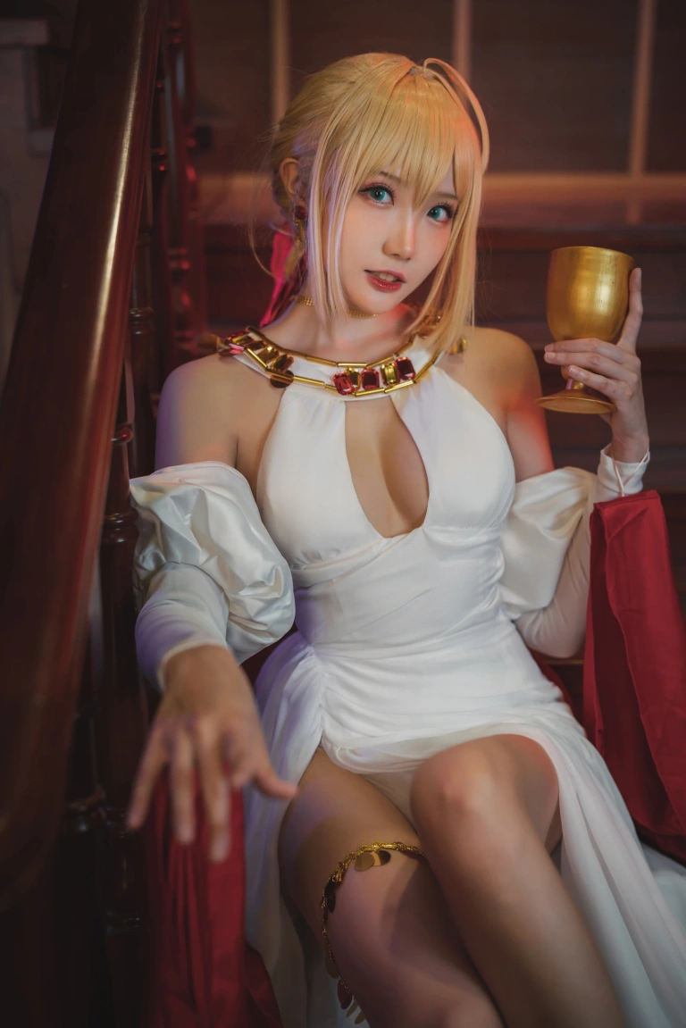 瓜希酱《尼禄英灵正装》主题写真：20张全套美图