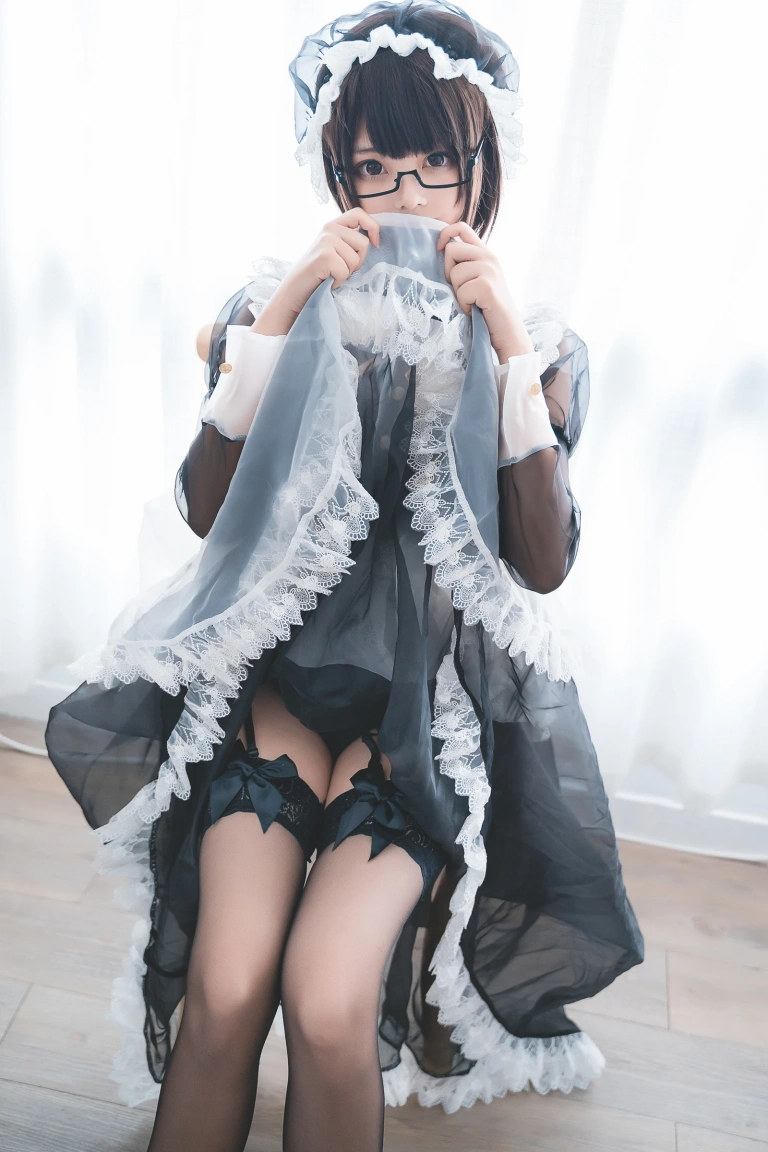 蜜汁猫裘《透明女仆》主题写真：30张全套美图