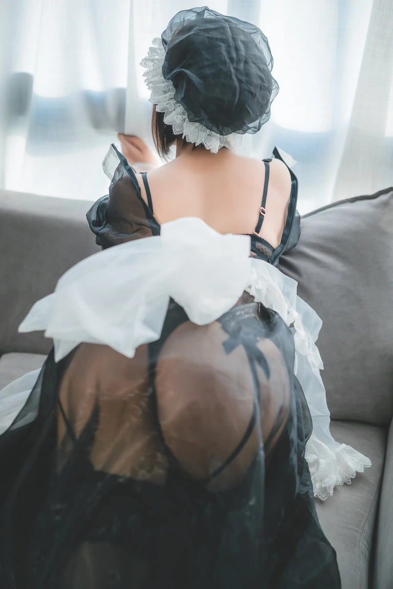 蜜汁猫裘《透明女仆》主题写真：30张全套美图