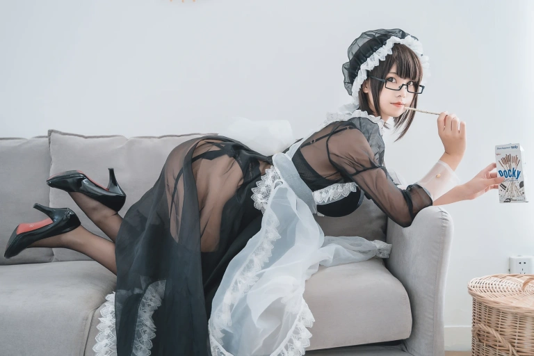 蜜汁猫裘《透明女仆》主题写真：30张全套美图