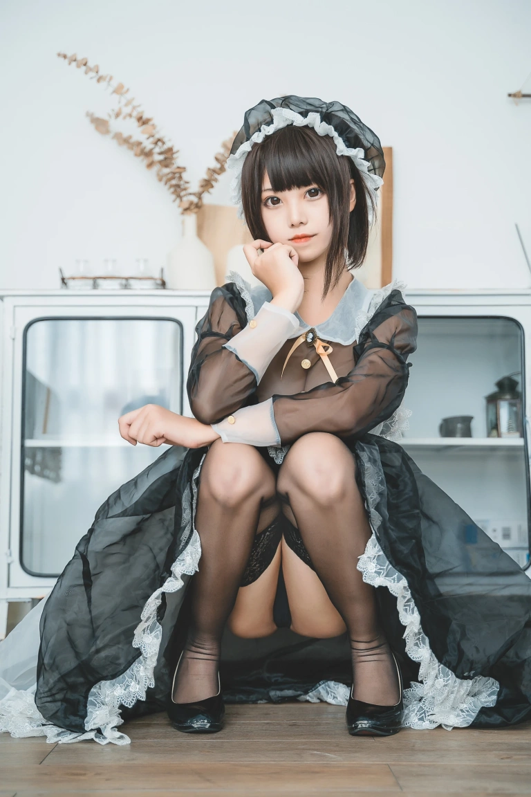 蜜汁猫裘《透明女仆》主题写真：30张全套美图