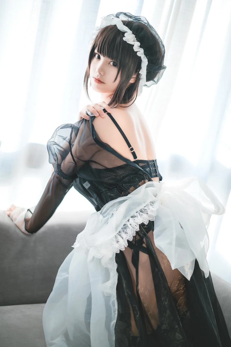 蜜汁猫裘《透明女仆》主题写真：30张全套美图