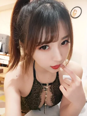 小女巫露娜《蕾丝亮钻黑色长筒》主题写真：40张全套美图