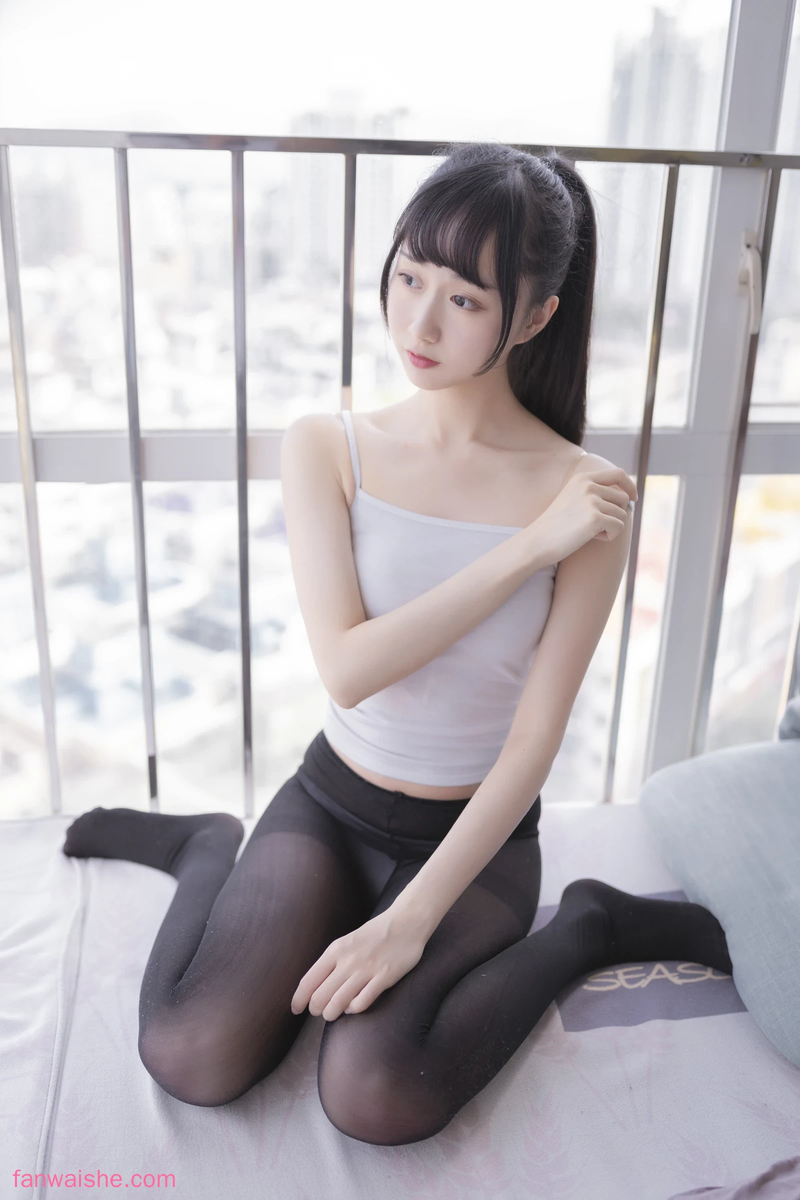 木棉棉 木棉棉 NO.021 - 背心黑丝居家写真