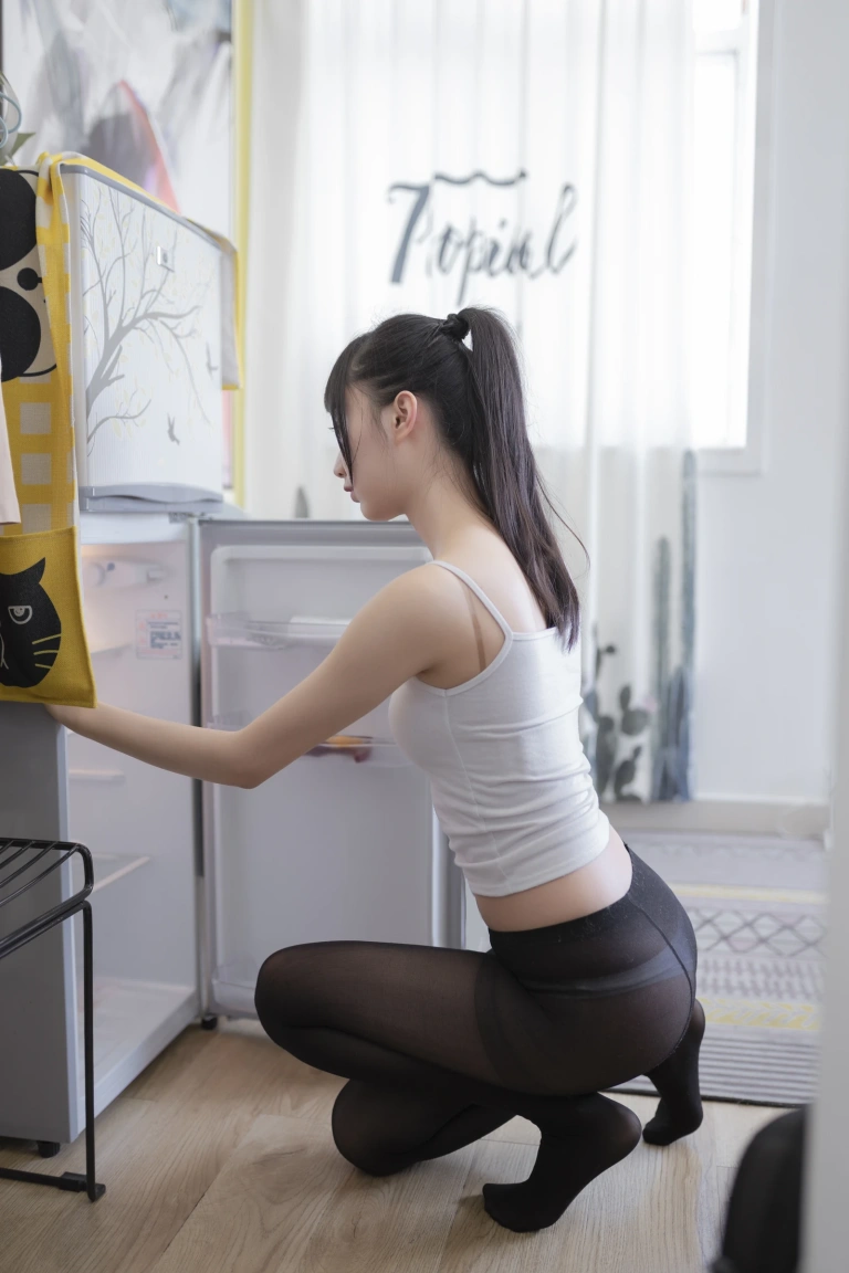 木棉棉《背心黑丝居家写真》主题写真：40张全套美图